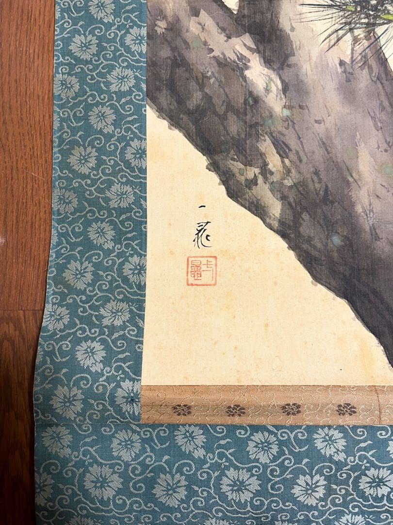 【骨董】掛け軸　松上の鷹 肉筆　桐箱入り