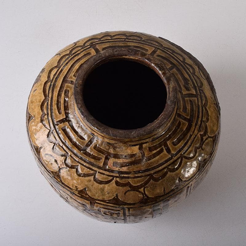 琉球陶器　壺屋焼　褐釉掻き落とし花文壺　時代箱　C　7752C
