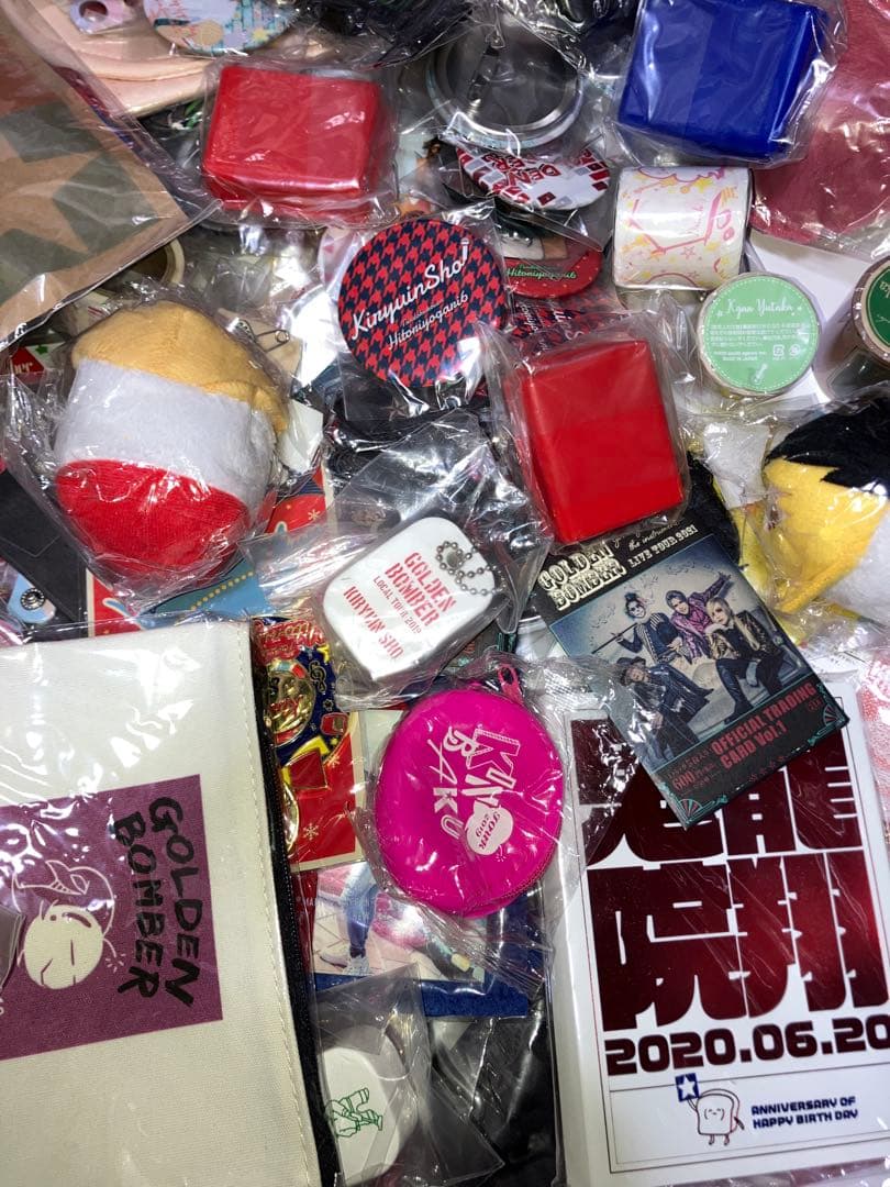 ゴールデンボンバー グッズたくさん大量セット バッジ アクスタ タオルなど