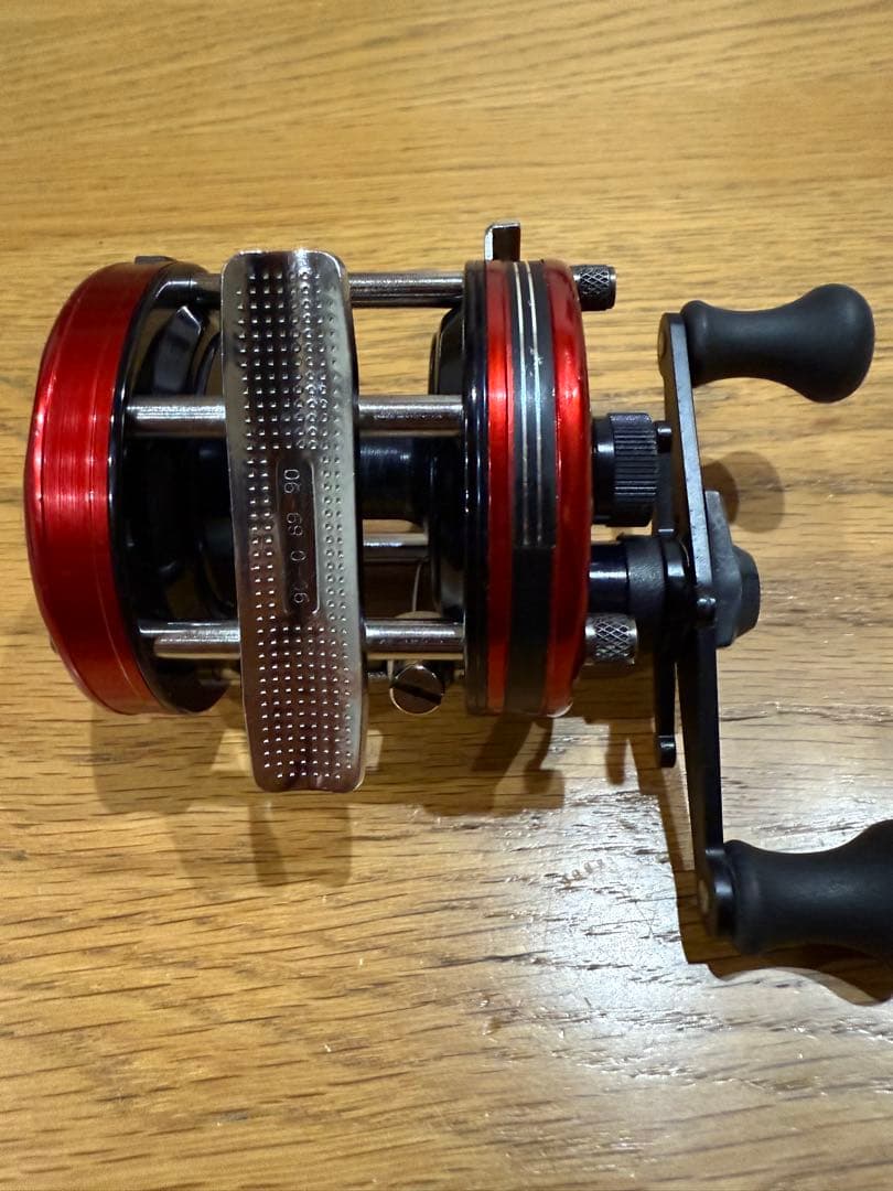 アブガルシア Ambassadeur 5000B ベイトリール（レッド）
