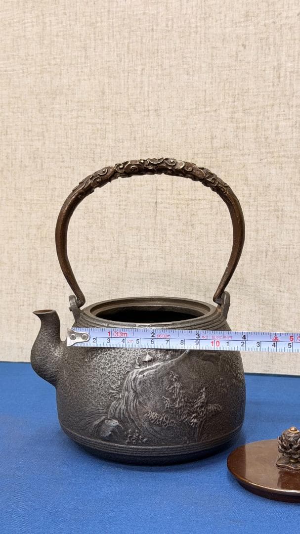 茶室の主役に！山水彫刻の鉄瓶｜和モダンインテリアにも映える逸品・幅15 高さ20