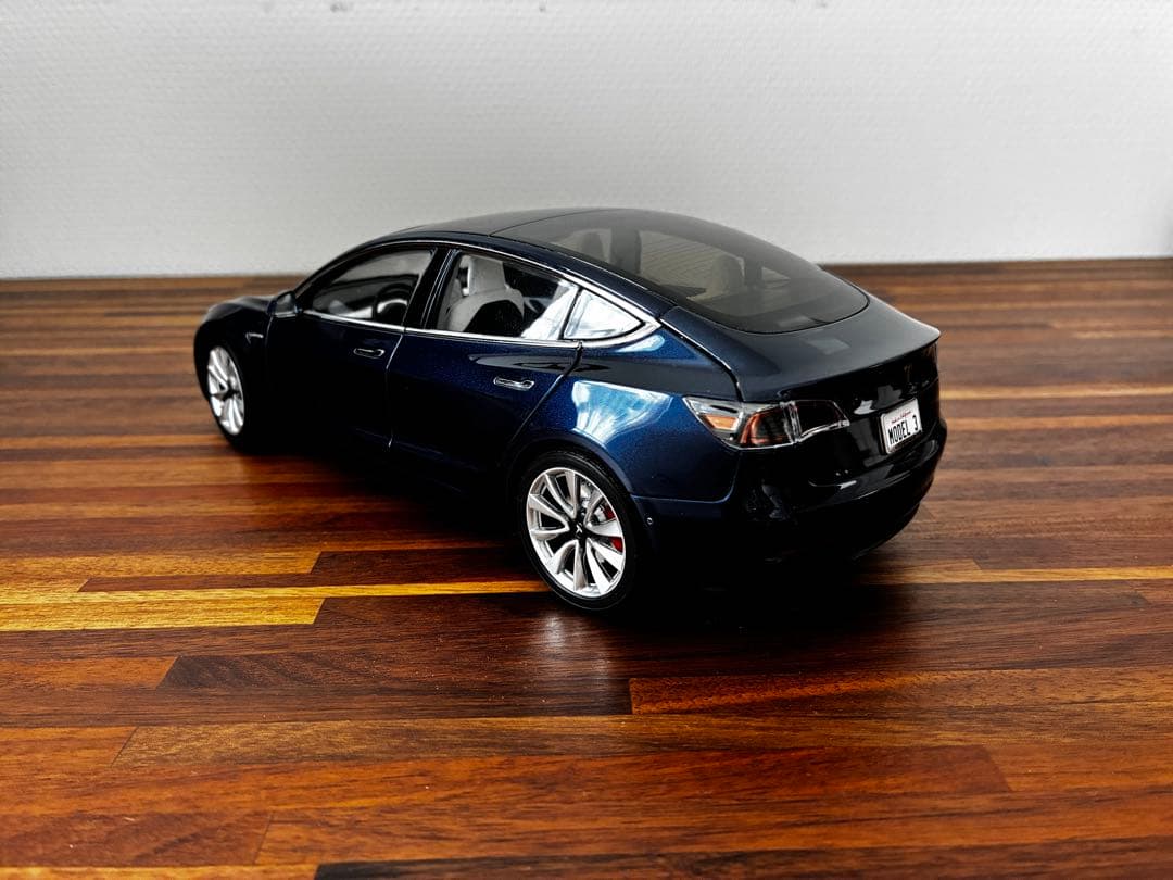 テスラ ミニカー Model 3 モデル3　1:18 TESLA