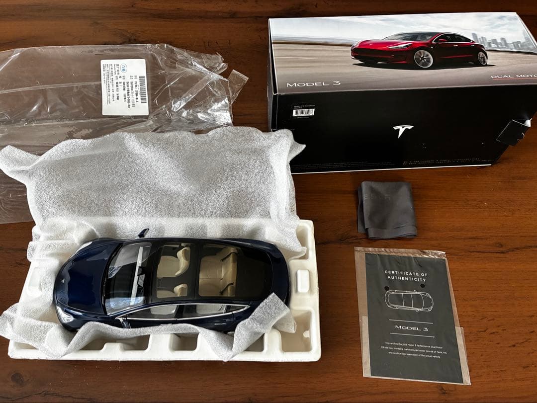テスラ ミニカー Model 3 モデル3　1:18 TESLA