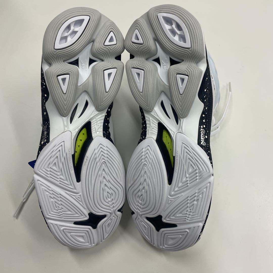 ミズノ　バレーシュ－ズ　ミッドカット　ウェ－ブライトニングＺ6 24.5cm