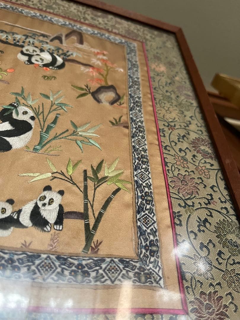 パンダ刺繍タペストリー　刺繍　飾り布　古い生地　正絹中国 アンティーク　額なし