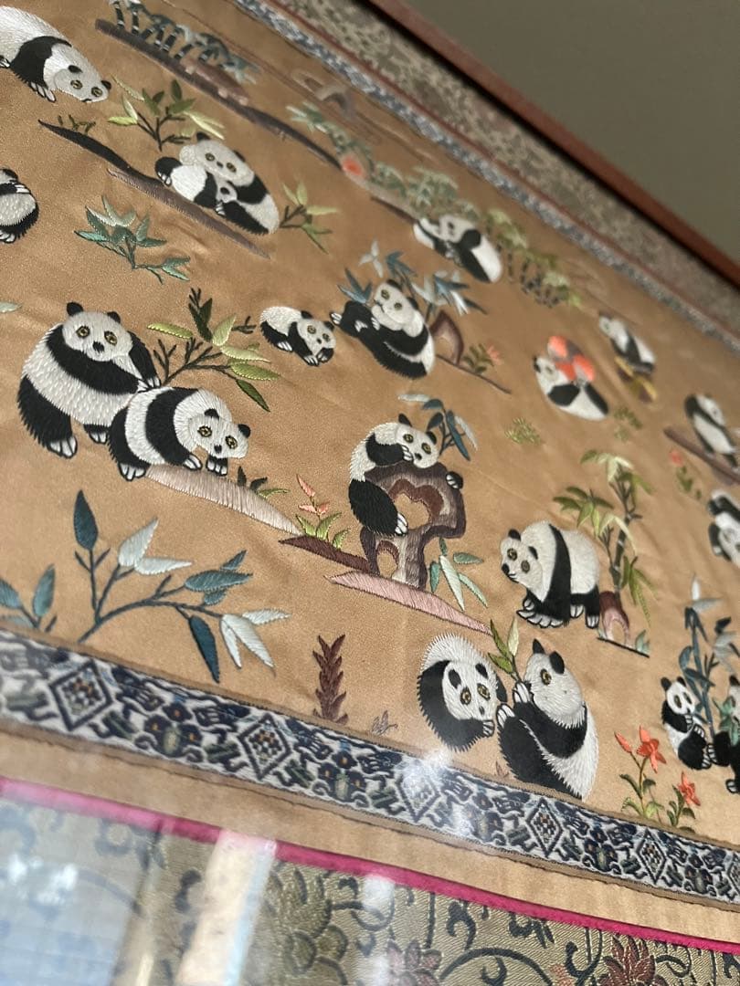 パンダ刺繍タペストリー　刺繍　飾り布　古い生地　正絹中国 アンティーク　額なし