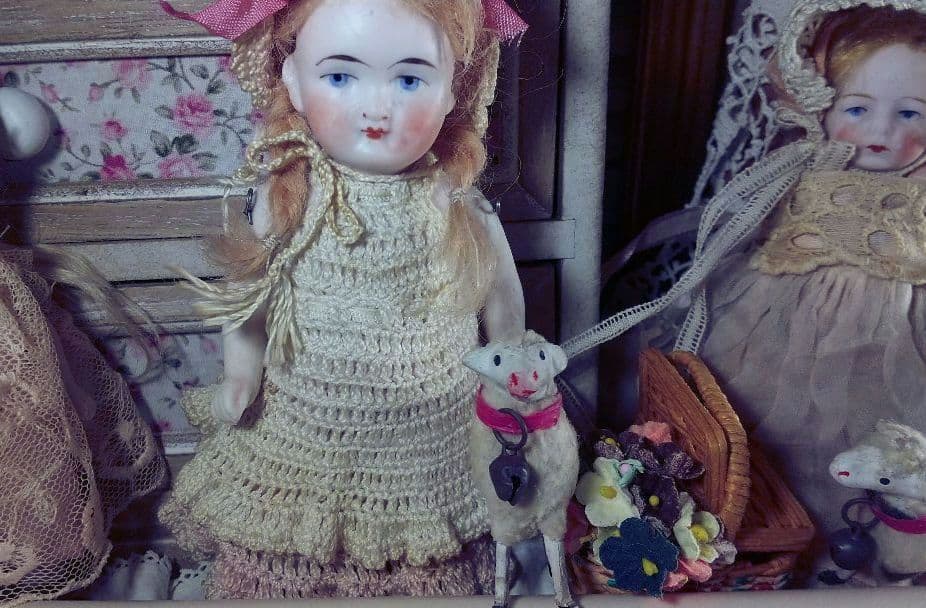 Hertwig❀アンティークビスクドール　おさげの女の子♪小物付
