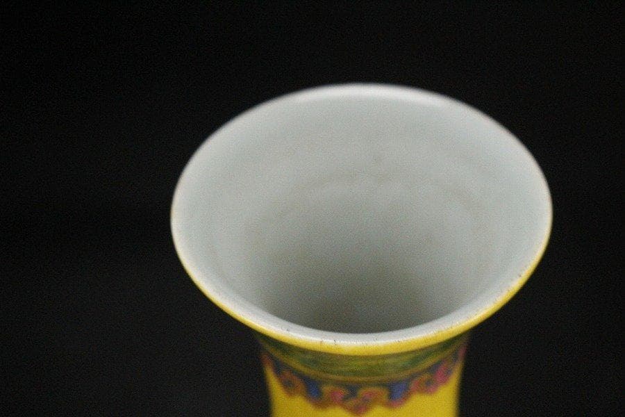 中国美術 黄地 色絵 草花紋 瓶 高21.5cm 乾隆年製款 旧家蔵出