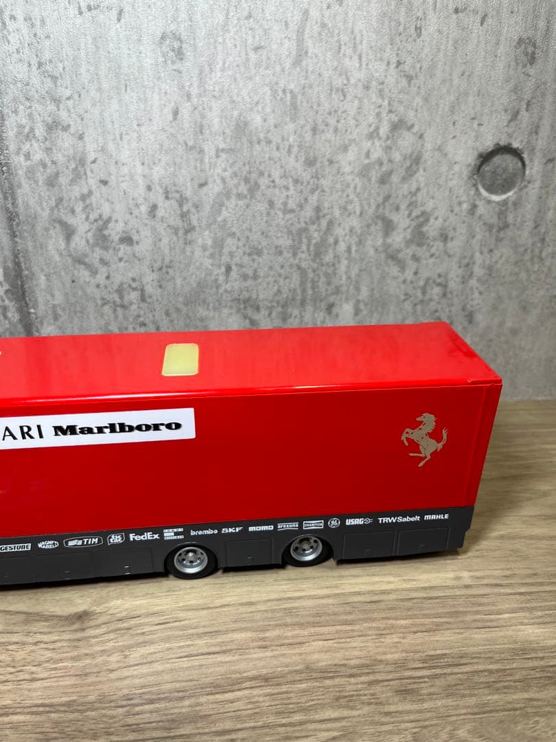スポーツカー　フェラーリ　トランスポーター　スクーデリア　レーシングトラック