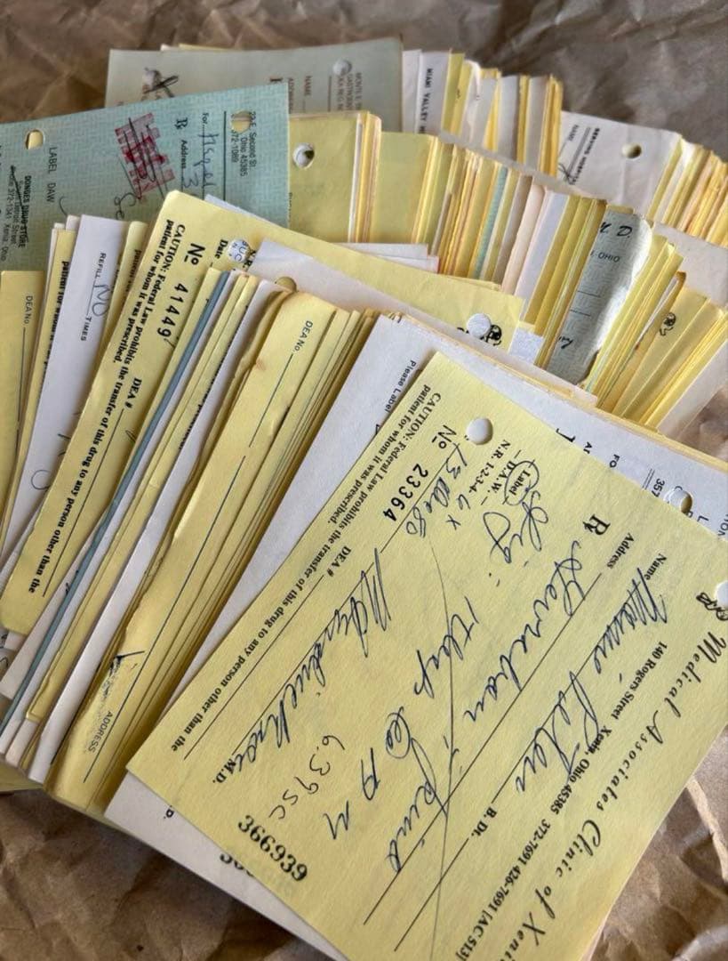 ★ 断捨離！紙もの詰め込みBOX ★ 80サイズ　海外 ヴィンテージ 紙もの