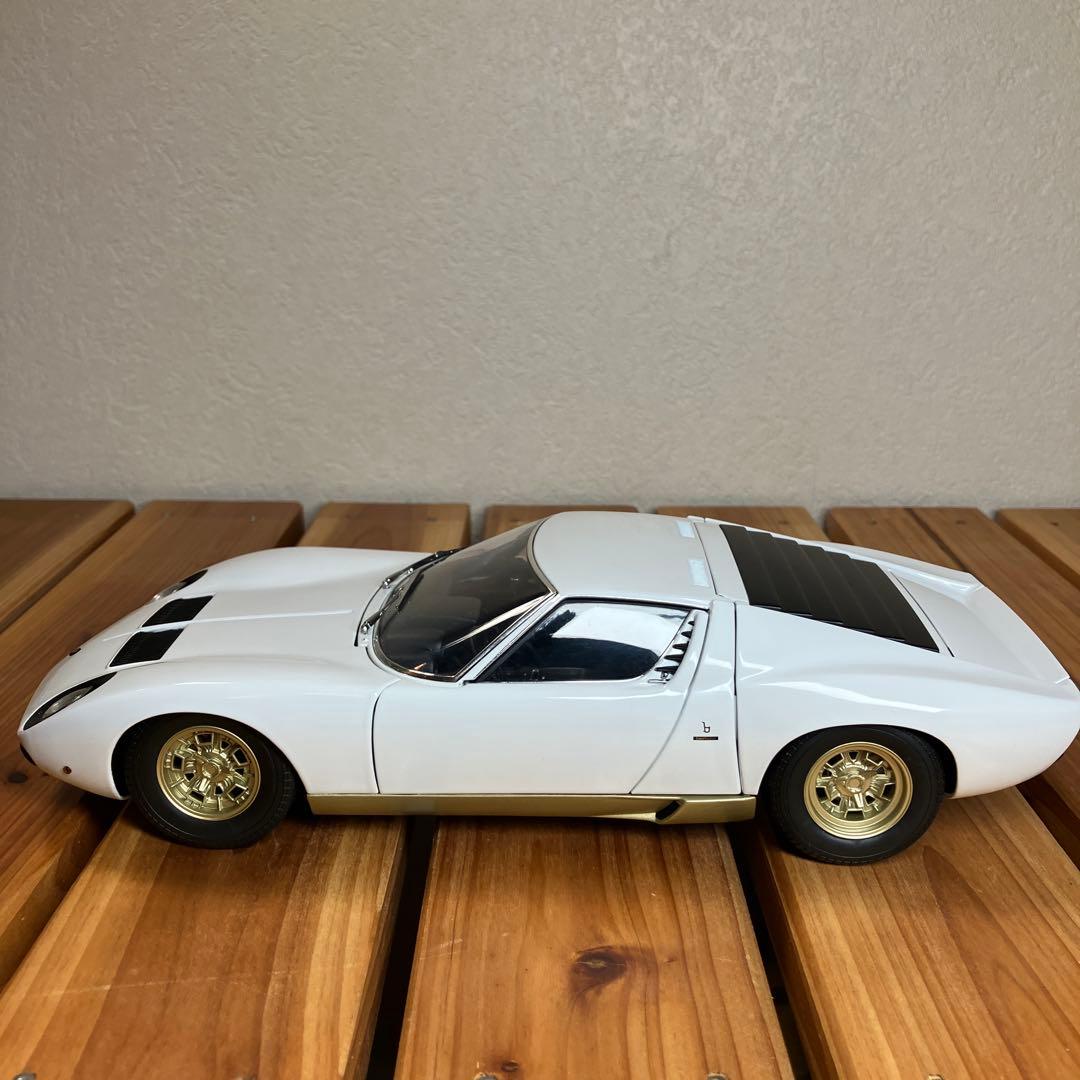 オートアート1/18 ランボルギーニ ミウラSV ホワイト/ゴールド