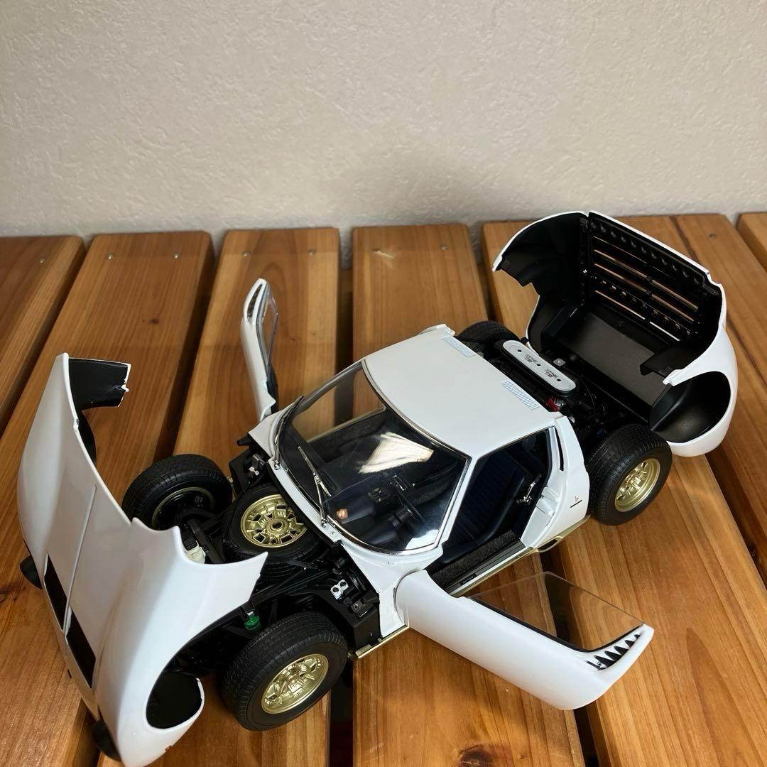 オートアート1/18 ランボルギーニ ミウラSV ホワイト/ゴールド