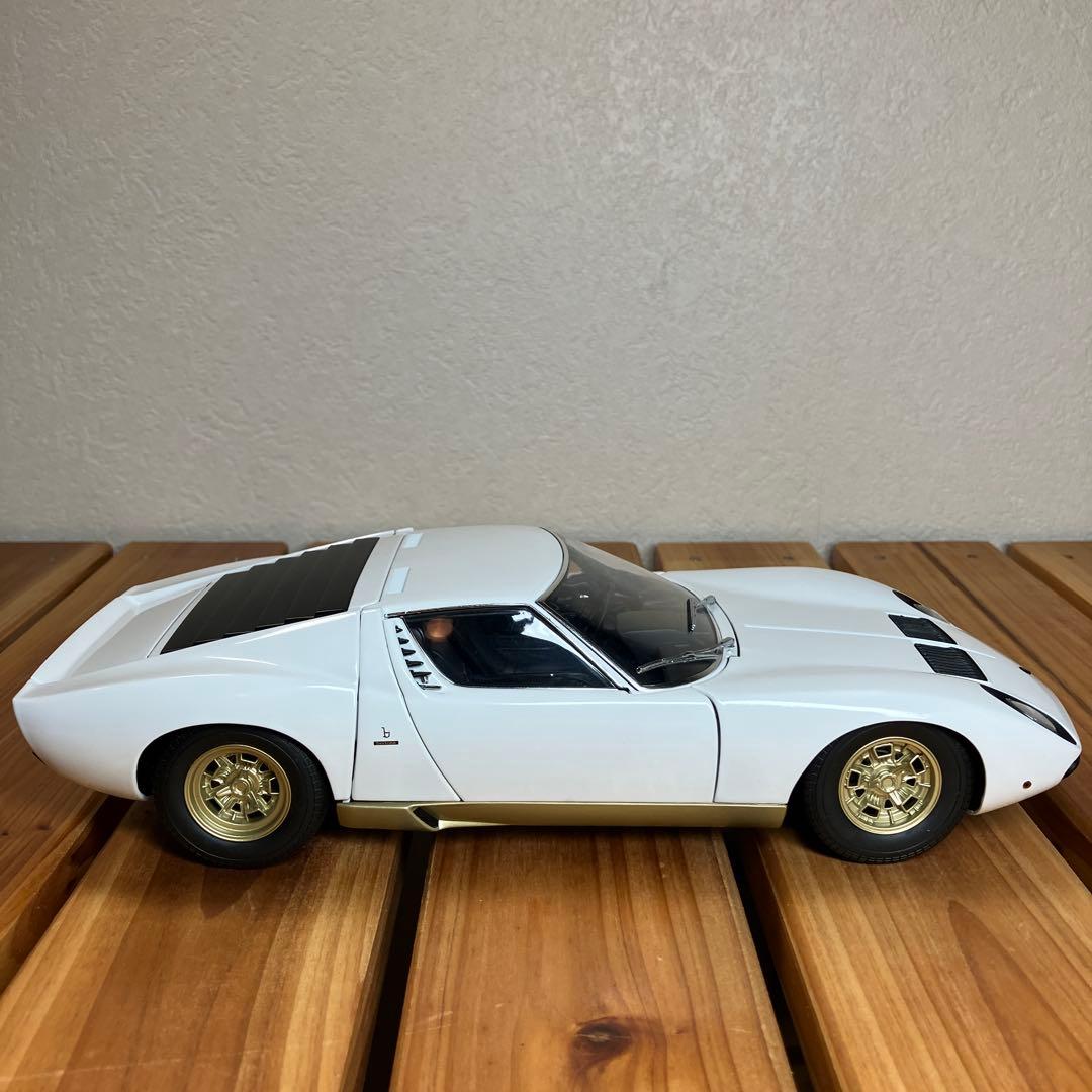 オートアート1/18 ランボルギーニ ミウラSV ホワイト/ゴールド