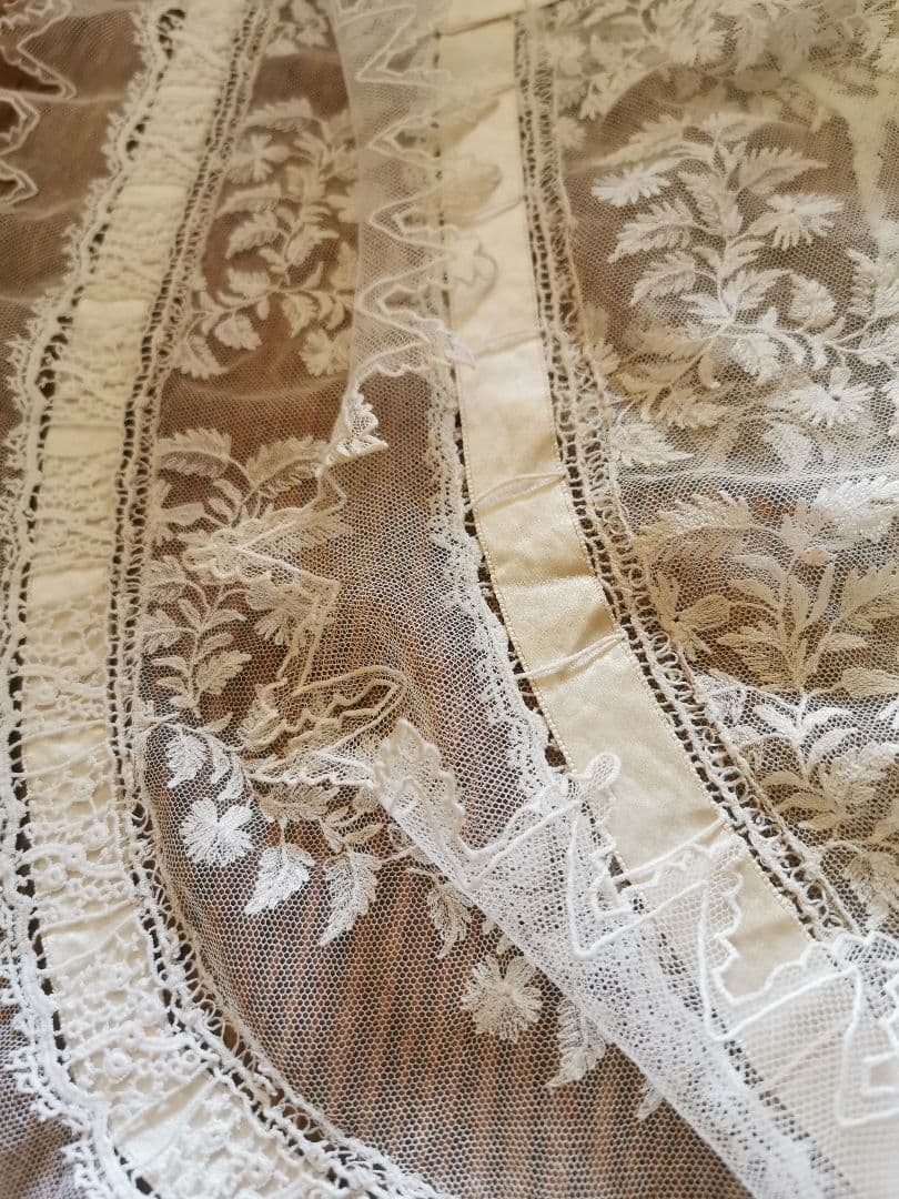 追加画像✵アンティークフランス シルクリボン＆スカラップレース 花刺繍ドイリー