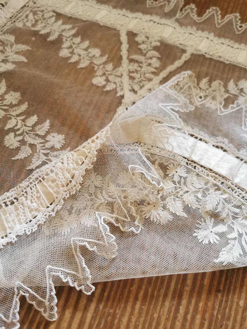 追加画像✵アンティークフランス シルクリボン＆スカラップレース 花刺繍ドイリー