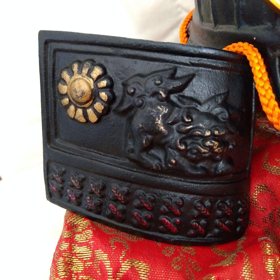 源氏兜 鉄兜タイプ 金色鍬形 約22cm 座布団・木札付き 五月人形