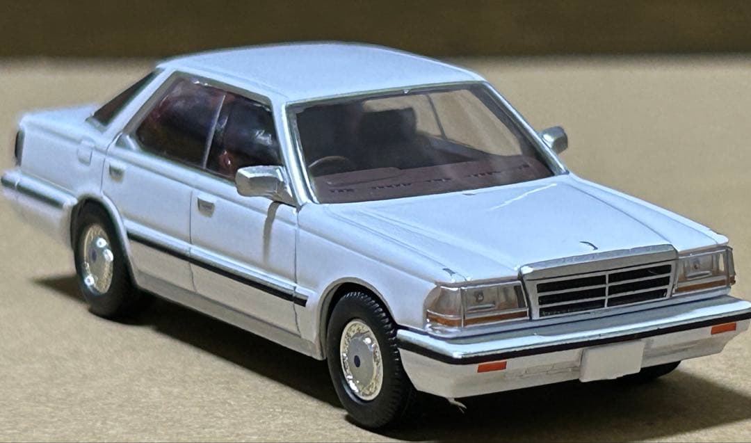 トミカリミテッドヴィンテージネオ ニッサン グロリア V30 ターボ 白