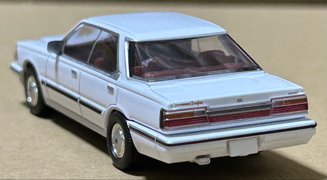 トミカリミテッドヴィンテージネオ ニッサン グロリア V30 ターボ 白