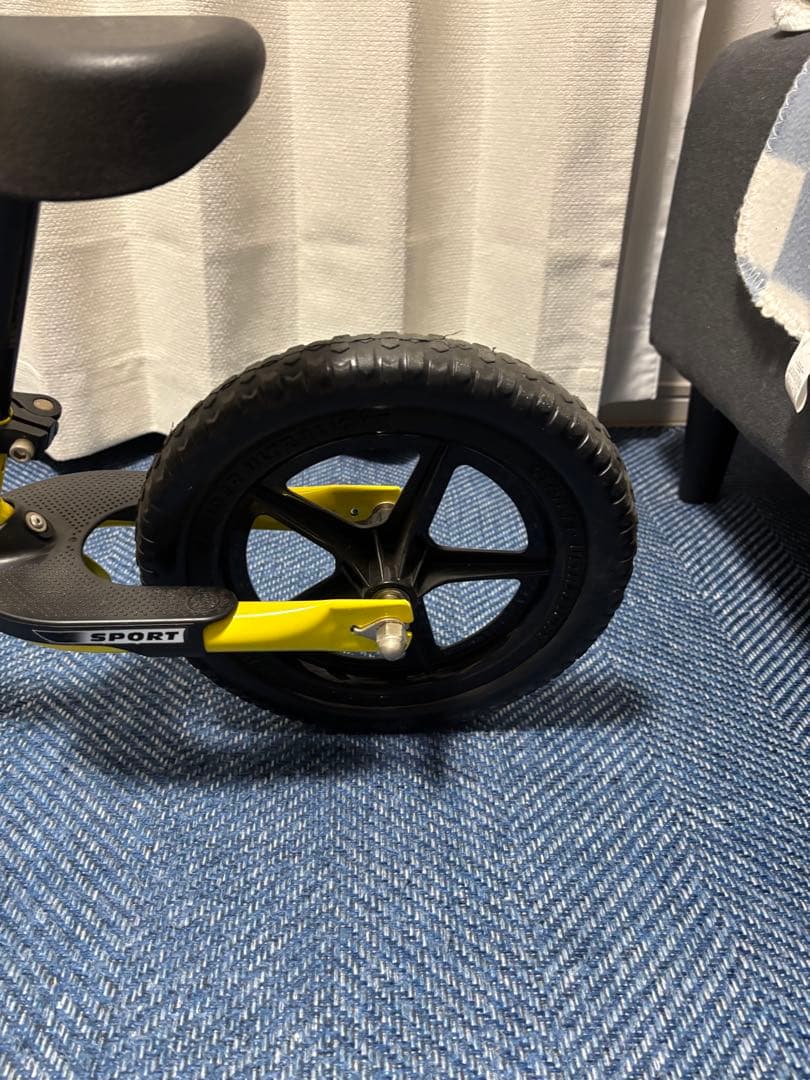 [美品] STRIDER バランスバイク 12インチイエロー　　　 スタンド付き