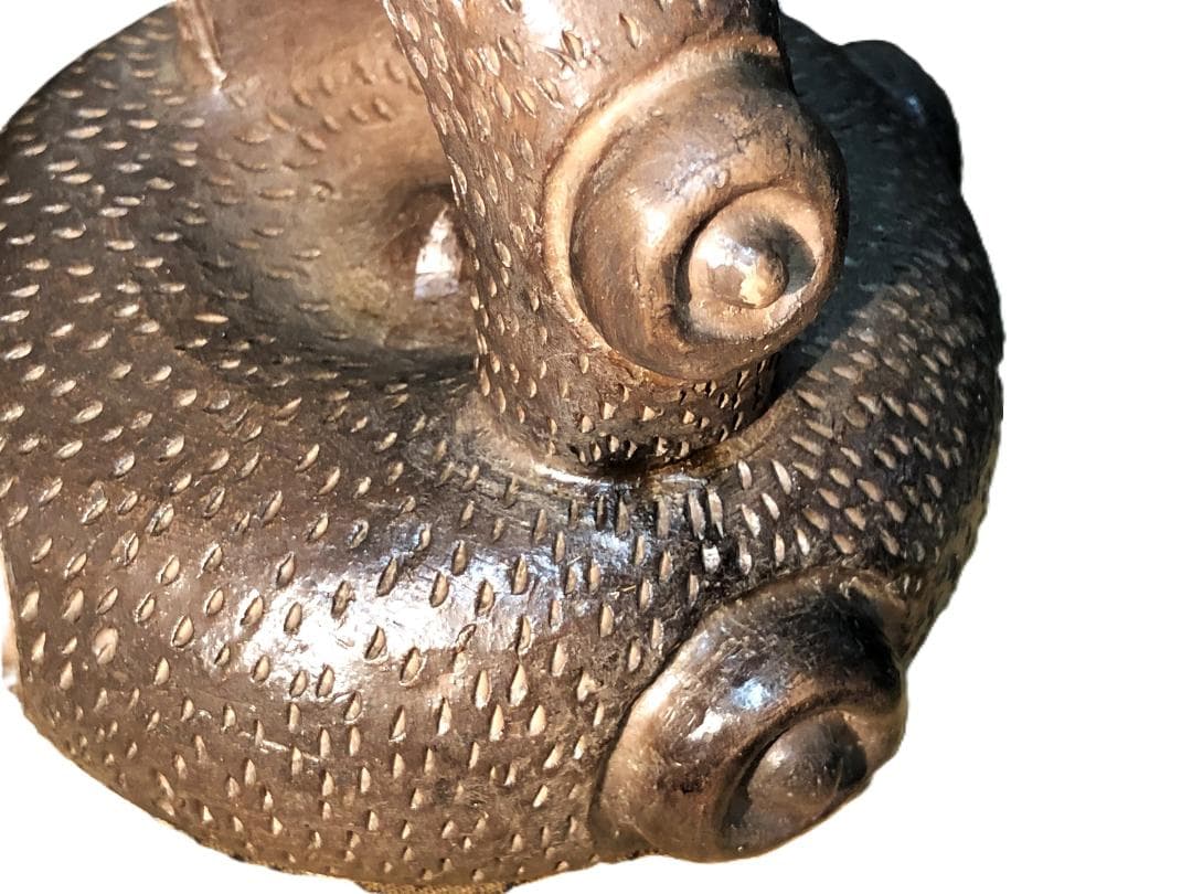 【 鐙形浮出文様注口壺 】　ペルー　チャビン土器