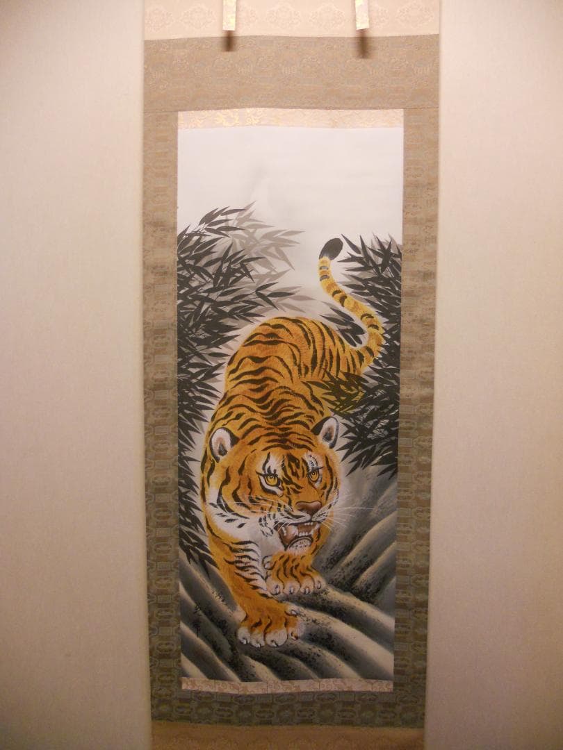 掛け軸 美峰 猛虎 猛虎之図 絹本 希少 軸装 茶道具 掛軸 美品 です。