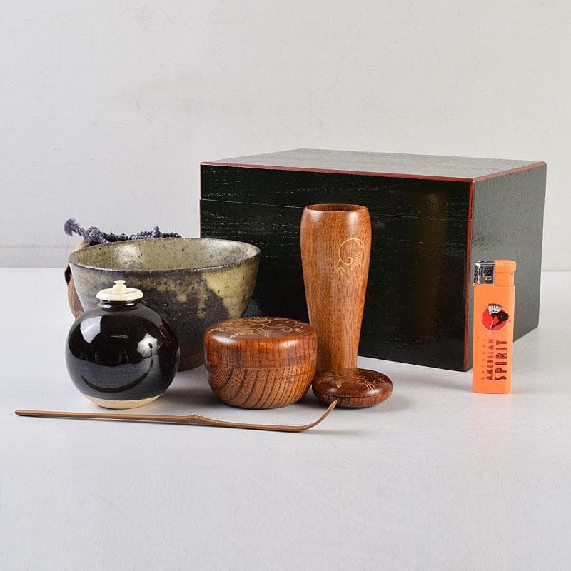 茶道具　青面朱茶箱　茶碗　金蒔絵　棗　香合など　七点　一式　仕覆付　MR9497
