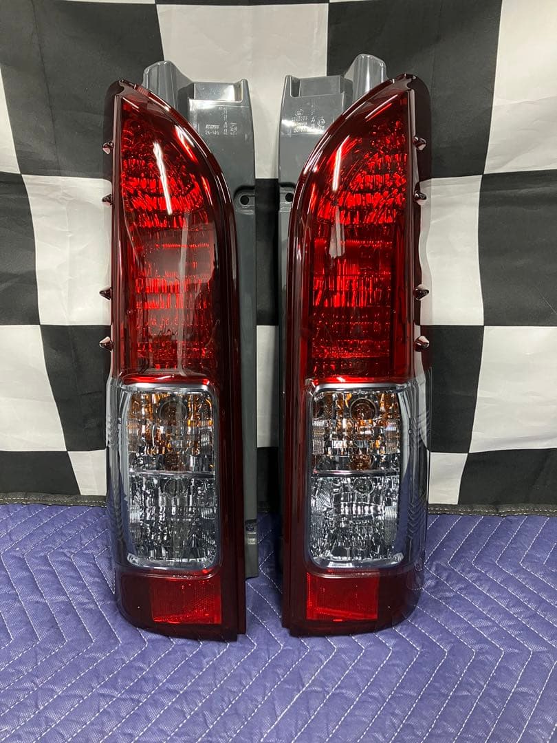 納車外し美品！ハイエース200系 純正テールランプ 左右セット スモークテール