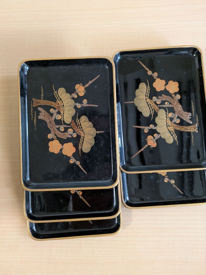 椿餅様用　輪島塗　高級漆器 中重箱 4段 黒地 金色 松 梅