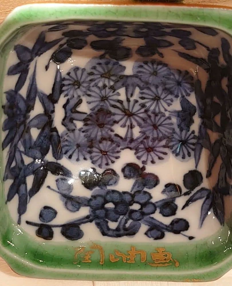 作者不明　赤地龍図金襴香合
