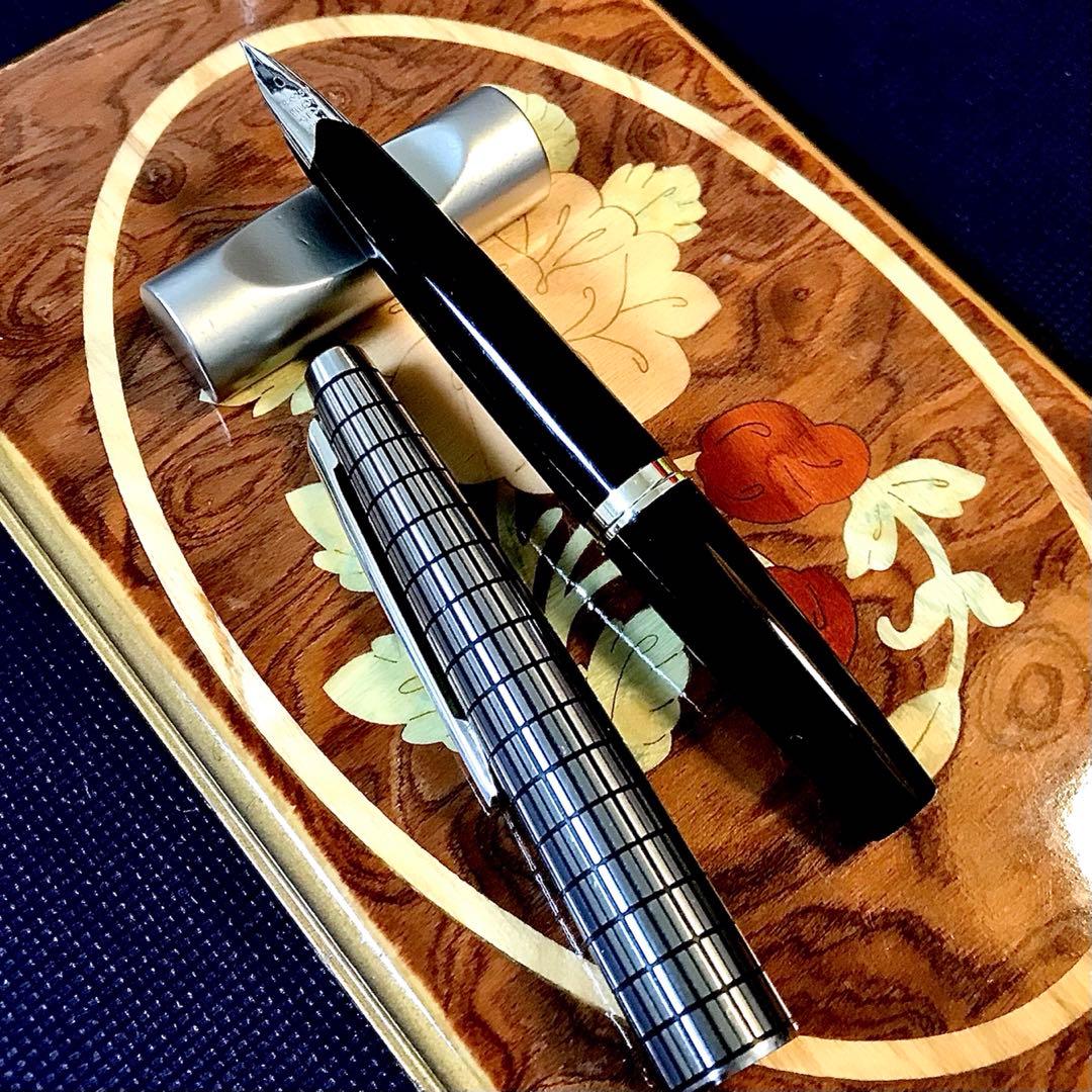 ☆最極上美品☆素晴らしいパイロットエリート万年筆格子柄（Ｆ)18K☆希少品