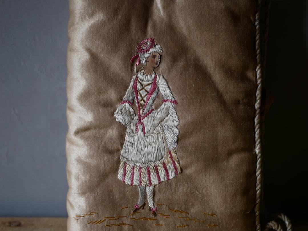 シルクのハンキーケース　手刺繡　フランスアンティーク　ブロカントのある暮らし