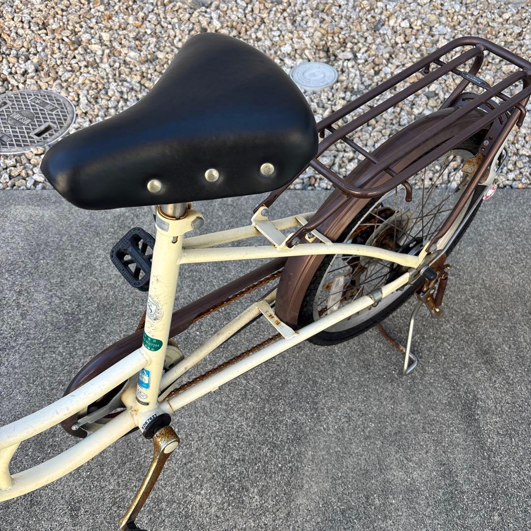 クリーム色シティサイクル バスケット付き
