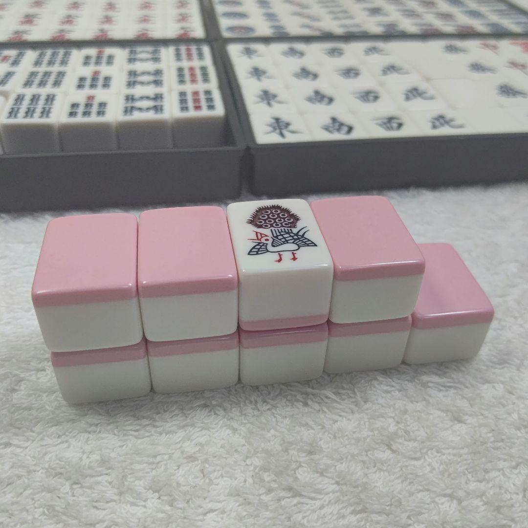 背面の色がピンクの麻雀牌セット