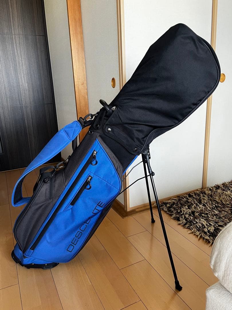 人気　超美品　デサントゴルフ スタンド型キャディバッグ 軽量2.6kg8.5型