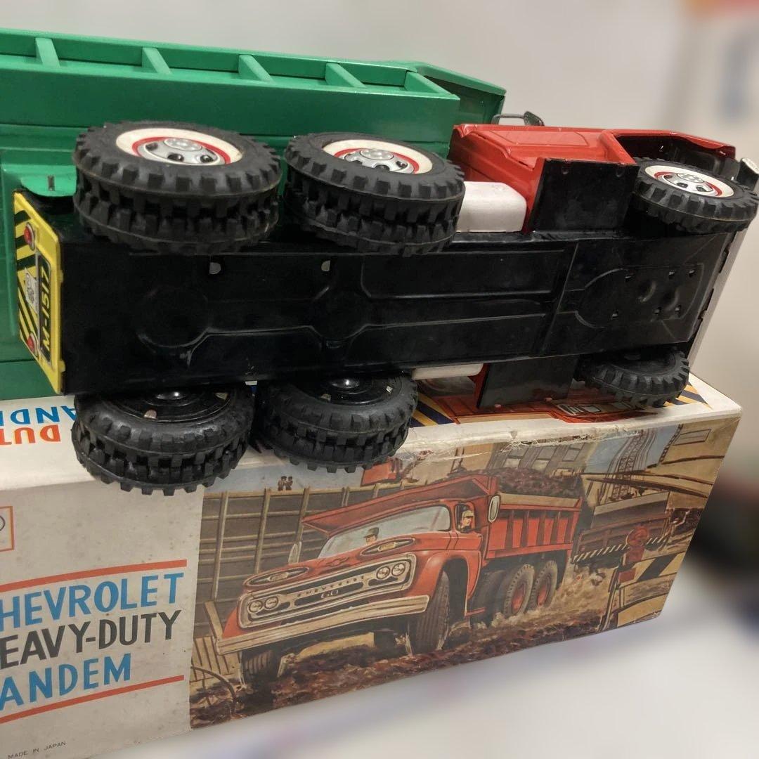 1960年代初めにシボレーヘビーダンプトラック、珍しい色のアサヒ玩具で精密に製作