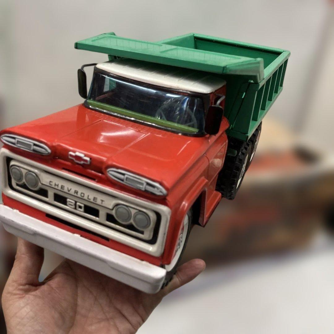 1960年代初めにシボレーヘビーダンプトラック、珍しい色のアサヒ玩具で精密に製作