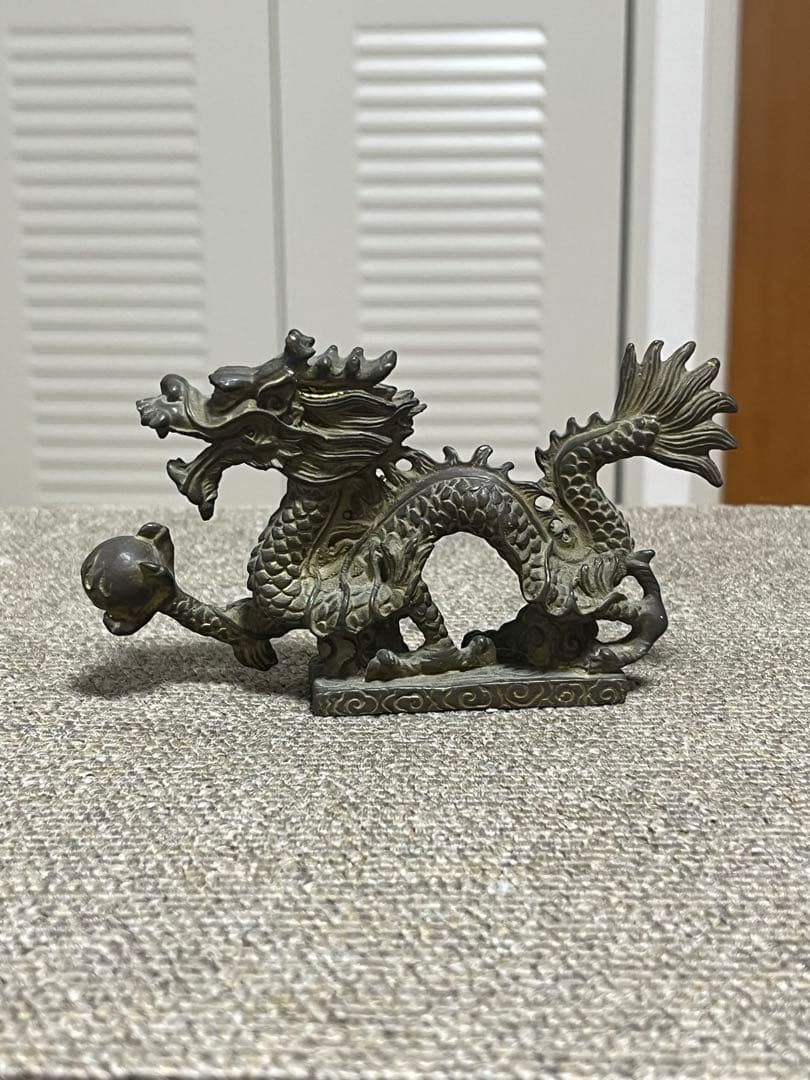 風水 置物 龍の置物 龍ドラゴン 5本爪 右手に玉を持つ龍 金属工芸 銅製 文鎮