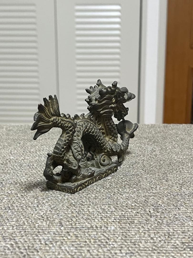 風水 置物 龍の置物 龍ドラゴン 5本爪 右手に玉を持つ龍 金属工芸 銅製 文鎮