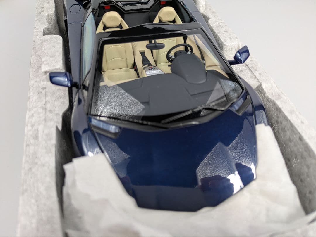 1/18 ミニカー オートアート ランボルギーニ アヴェンタドール ロードスター