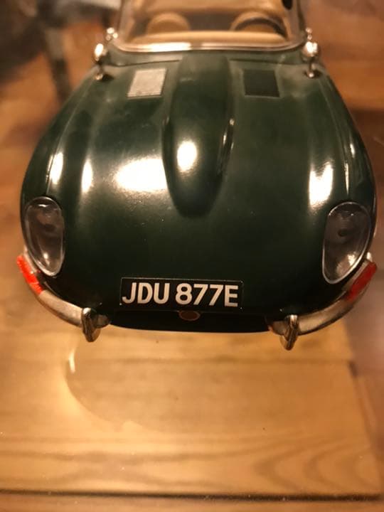 値下げ致しました！ジャガーEタイプ　1961年1/18スケール