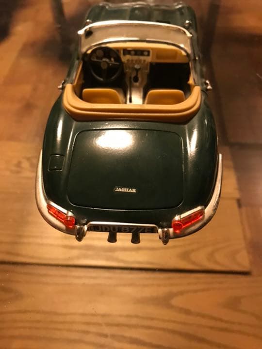 値下げ致しました！ジャガーEタイプ　1961年1/18スケール
