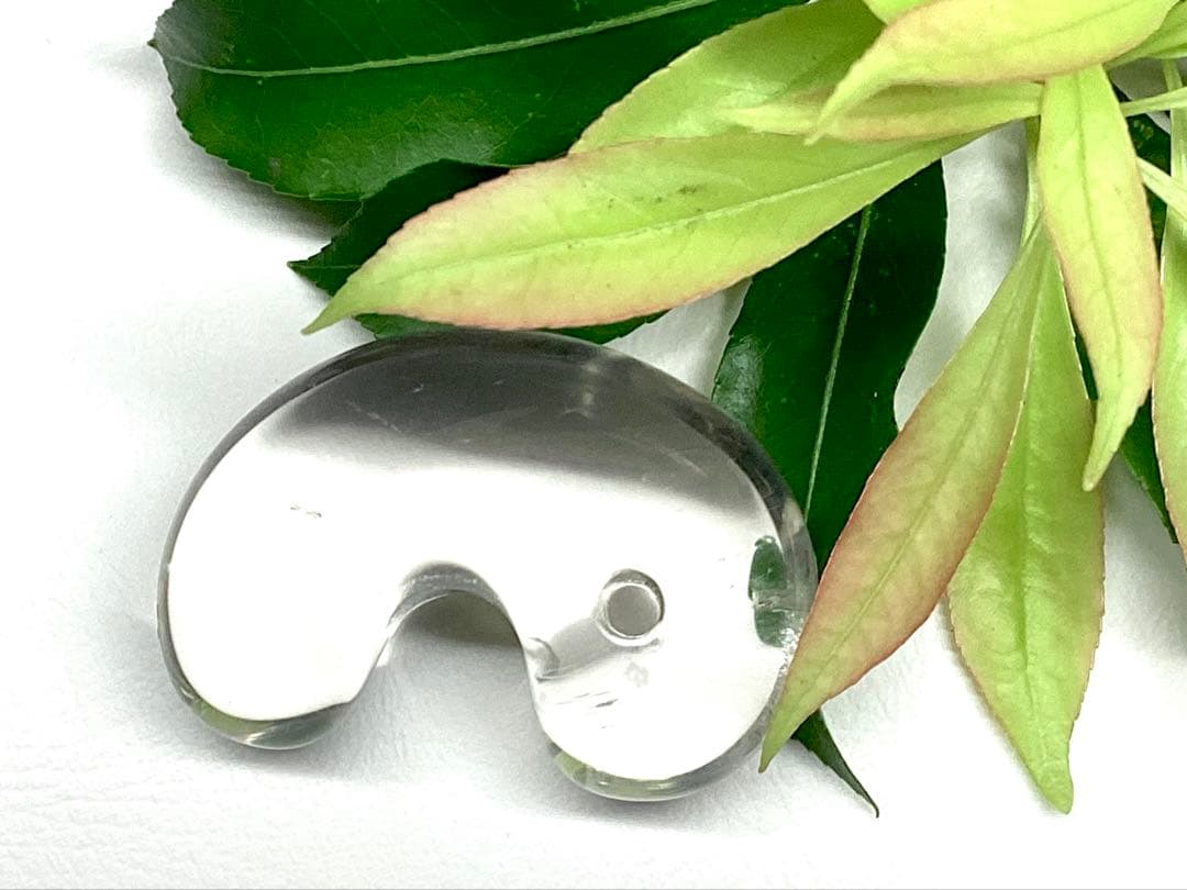 ✳貴重‼️ 国産水晶最高峰の黒平水晶大型勾玉　透明感良好　ネックレスにも　鑑別書付