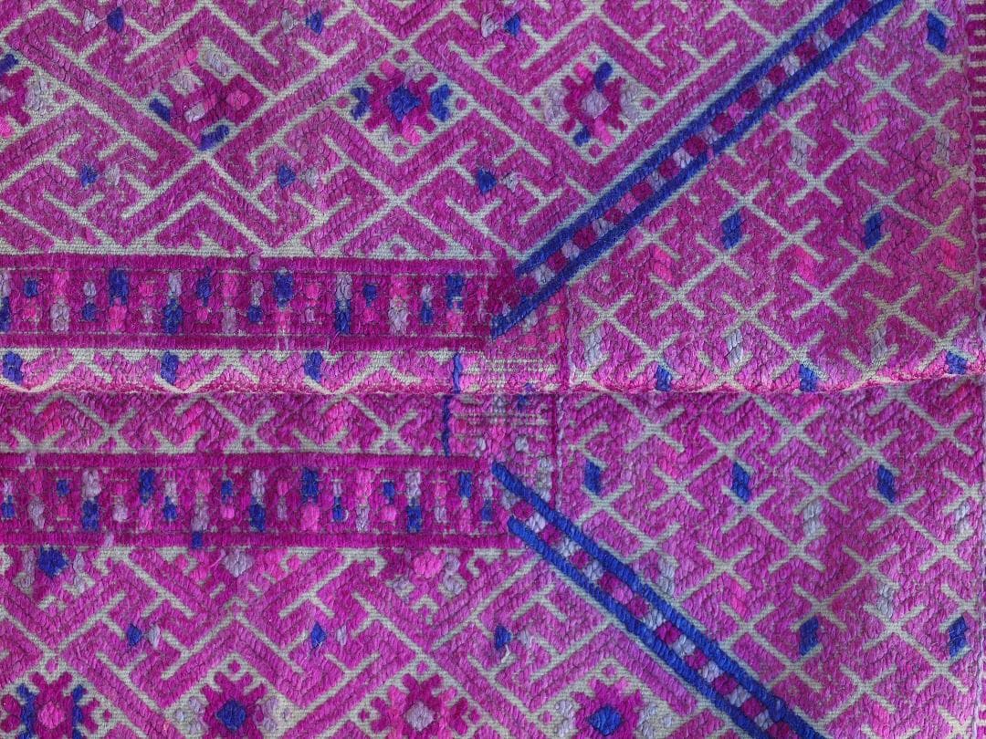 艶のある紫で卍・雷紋などを描く、中国チワン族の2枚繋ぎ刺繍布　1930年代頃の