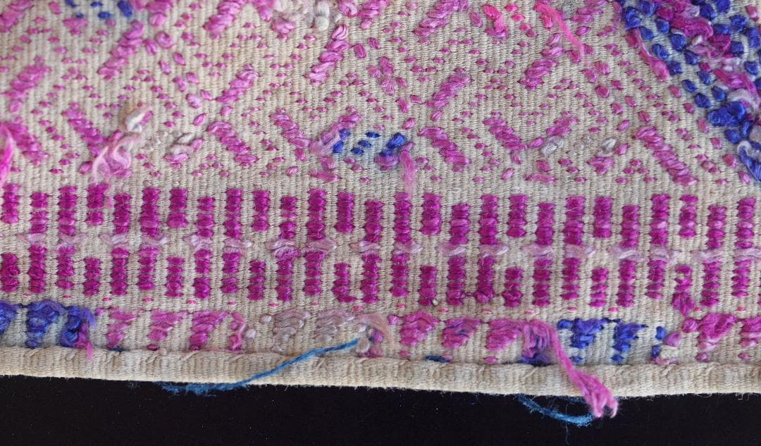 艶のある紫で卍・雷紋などを描く、中国チワン族の2枚繋ぎ刺繍布　1930年代頃の