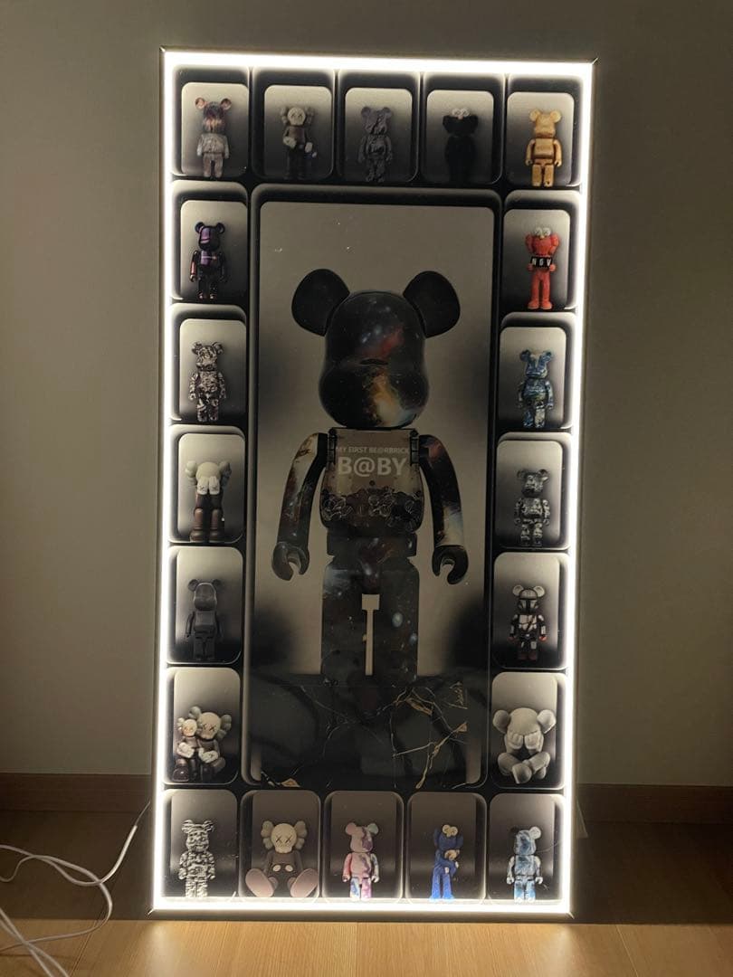 ベアブリック KAWS 絵 光る ポスター 写真 パネル