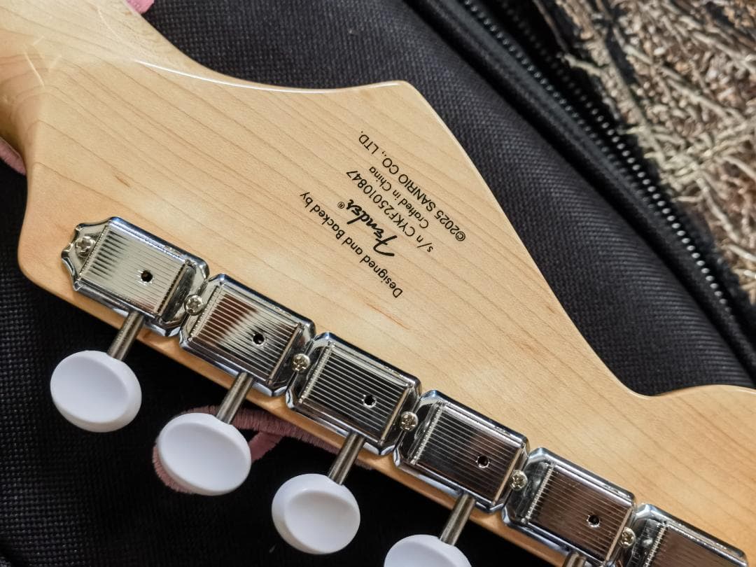 新品Fender Hello Kitty Black Stratocaster
