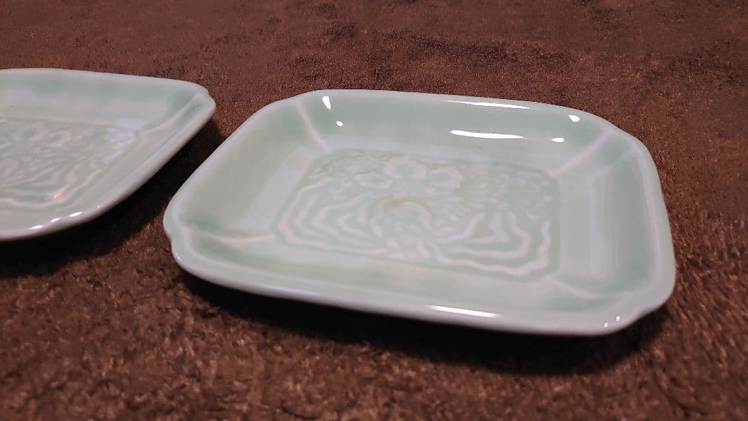 青磁　李朝青磁　角皿　陽刻　華の図　蔵出し　2客