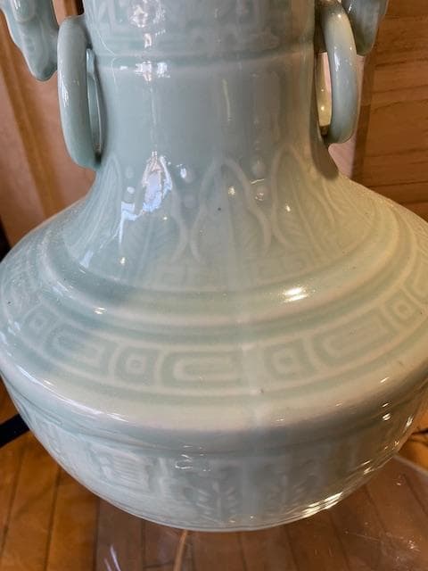青緑色の持ち手付き陶器花瓶