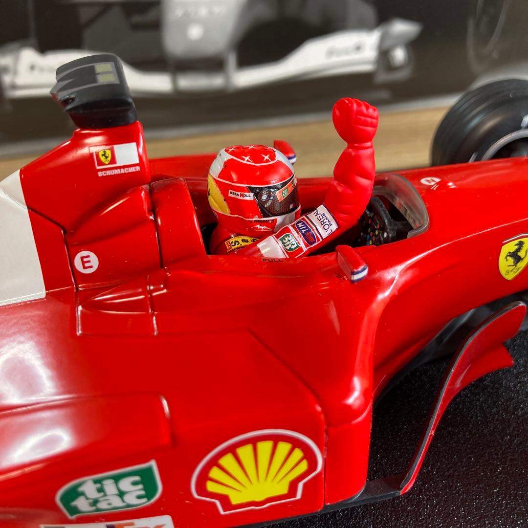 ホットウィール1/18フェラーリF2001Mシューマッハ ワールドチャンピオン