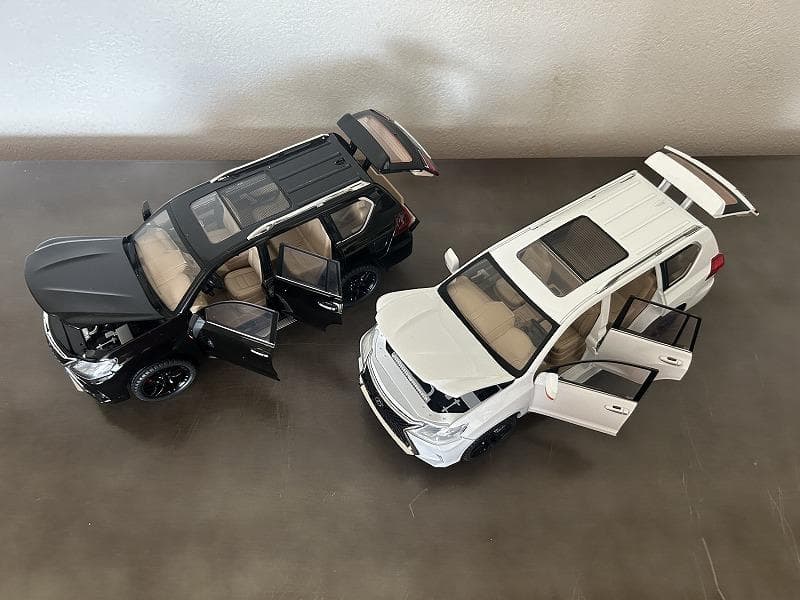 1/18ミニカー レクサス LX570 新品 2台【ホワイト＆ブラック】